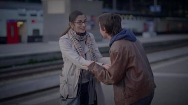 Anne ile Oğul Tren İstasyonu 'nda uzun bir süre konuştuktan sonra buluştu.
