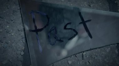 Yaşlılıktan muzdarip üzgün yaşlı erkek tren istasyonunda yalnız kalıyor.