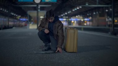 Erkek Gezgin Yağmurlu Gece 'de Kırık Ayna Camı' nı Buldu