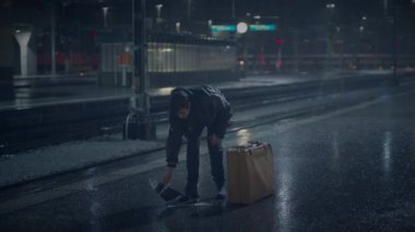 Bavullu Genç Kayıp Adam Gece Şehir Caddesinde Kırık Ayna Buluyor