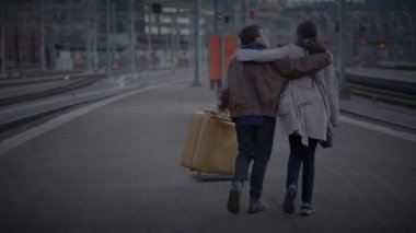 Bekar Anne ve Oğlu Demiryolu Platformu 'nda Sarıldı 