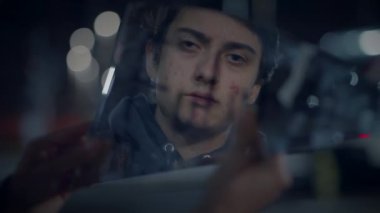 Düşünceli Erkek Aynaya Bakan Düşünen ve Kendini Yansıtan