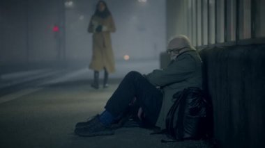 Zavallı Dilenciye Şefkat ve Empati Gösteren Genç Kadın