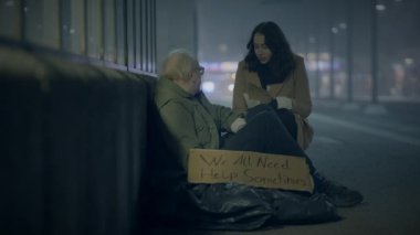 Bunalımlı ve Sefil Yaşlı Erkek Sokak Adamı Dondurucu Gece 'de Yardım Bekliyor