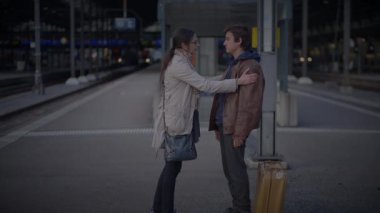Tren istasyonunda ayrılan iki üzgün insana veda ediyoruz.