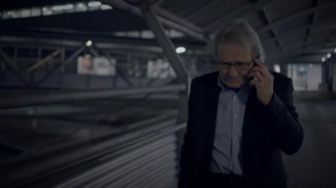 Üzüntülü Takım Elbiseli Yaşlı İş Adamı Şehirden Üzgünüz Çağrısı