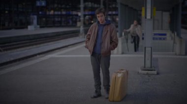 Anne ile Oğul Tren İstasyonu 'nda uzun bir süre konuştuktan sonra buluştu.