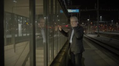 Stresli Erkek Patron Cep Telefonu Konuşmasında Şikayet Ediyor