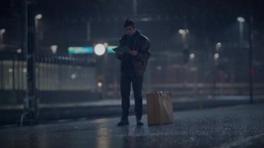 Bavullu Genç Kayıp Adam Gece Şehir Caddesinde Kırık Ayna Buluyor