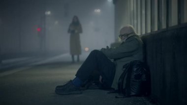 Bunalımlı ve Sefil Yaşlı Erkek Sokak Adamı Dondurucu Gece 'de Yardım Bekliyor