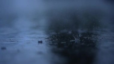 Şehir Caddesi 'ne Gece Arkaplanı' nda Yağan Yağmurlu Hava