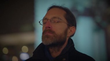 Gözlüklü Genç Adam Gece Şehirde Işık Gösterisi İzliyor