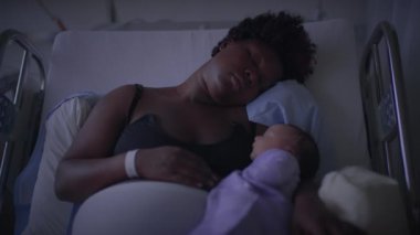 Genç Afrikalı Anne Doğumdan Sonra Bebeği Yatakta Tutuyor