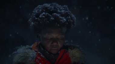 Soğuk Dondurucu Kışın Yanan Mum Işığında Isınan Elleri 