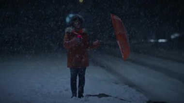 Kış mevsiminde Kıvırcık Saçlı Siyah Kadın Mum Işığı