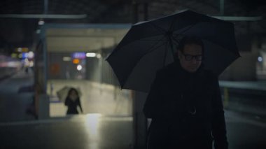 Mutsuz karı koca randevuya geç kalıyor. 