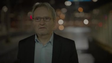 Yağmurda Dışarıda Yanlışlık Olduğuna Pişman Olan Öfkeli Yaşlı İnsan