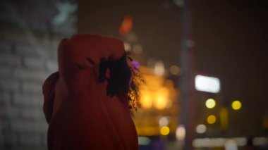 Enerjik Kadın Gece Yaşamından Hoşlanan Neon Işıkları Gösterisini İzleyen