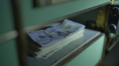 Genç Satış Bankası Müdürü Karanlık Kasa 'yı Arıyor El fenerini kullanarak