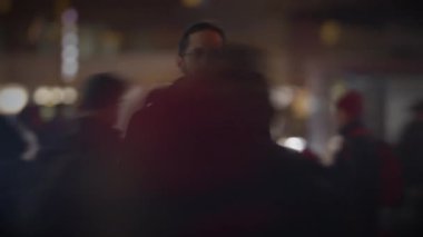 Düşünceli Düşünen Adam 'ın Portresi Giden İnsanlara Bakmaktan Endişeli