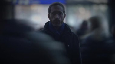 Düşünceli Düşünen Adam 'ın Portresi Giden İnsanlara Bakmaktan Endişeli