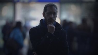 Gözlüklü Kafkas Erkek Kalabalığın Dışında Duruyor Düşüncesizce Belirsiz