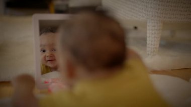 Mutlu Genç Çocuğun Çocuk Bakımı Sahnesi Komik ve Neşeli