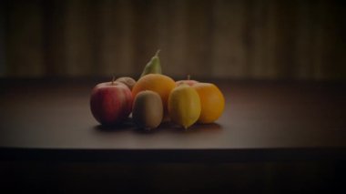 Vitamin ve besin açısından zengin çeşitli meyveler, doğal gıdalar, ahşap bir masada sergilenmektedir. Bu bitki bazlı malzemeler mutfakta gereklidir ve süper gıdalar olarak kabul edilir.