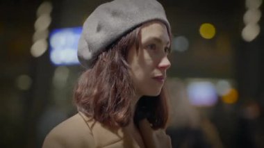 Genç Tarz Kadını Şehirdeki Geleceği Düşünüyor