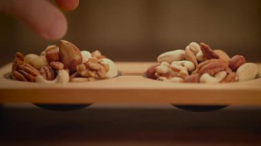 Karışık badem fıstığı Ceviz Cevizi Tahta Masa üzerinde fındık