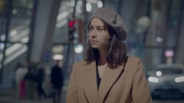 Genç Tarz Kadını Şehirdeki Geleceği Düşünüyor