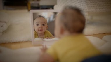 Evde Oynayan Oyuncak Bebek Çocuk Oynuyor