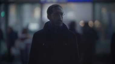 Düşünceli Düşünen Adam 'ın Portresi Giden İnsanlara Bakmaktan Endişeli