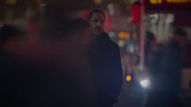 Gözlüklü Kafkas Erkek Kalabalığın Dışında Duruyor Düşüncesizce Belirsiz