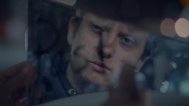 Erkek Gezgin Yağmurlu Gece 'de Kırık Ayna Camı' nı Buldu