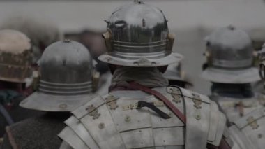 Tarihi Askeri Birlikler Kalkan ve Mızrakla Silahlandı