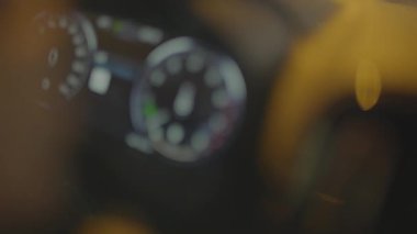 Kentsel Şehir Caddesinde araba süren genç Afrikalı kadın. Yüksek kalite 4k görüntü
