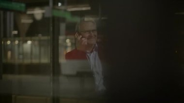 Mutlu kıdemli iş adamı. Telefona cevap veriyor. İyi haberleri paylaşıyoruz.