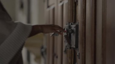 Kilisede dua eden kıvırcık saçlı genç Afrikalı kadın. Yüksek kalite 4k görüntü