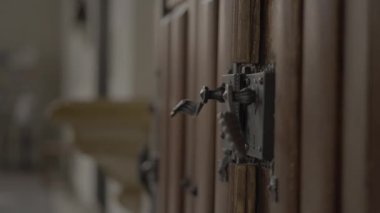 Kilisede dua eden kıvırcık saçlı genç Afrikalı kadın. Yüksek kalite 4k görüntü