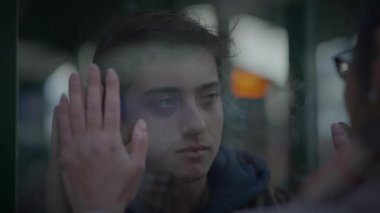 Tren istasyonunda ayrılan iki üzgün insana veda ediyoruz.