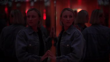 Kendine Güvenen Kadın Aynalar Salonunun İçinde Kendi Yansımasını Gören Kişi