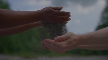 Birbirlerine kum atan iki insan erkek ve kadının el işleri. Yüksek kalite 4k görüntü