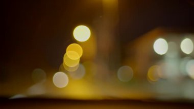 Renkli Gece Trafik Işıkları Bokeh 'in geçmişini bulandırdı. Yüksek kalite 4k görüntü