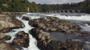 Saf temiz su çağlayanlarından oluşan nehir manzarası. Yüksek kalite 4k görüntü