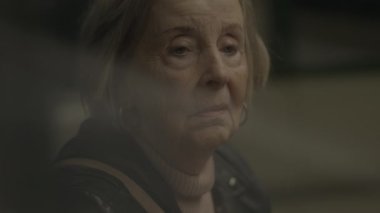 Kalabalık Tren İstasyonunda Bekleyen Endişeli Yaşlı Kadın