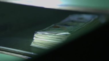 Genç Satış Bankası Müdürü Karanlık Kasa 'yı Arıyor El fenerini kullanarak