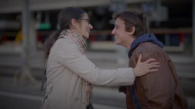 Anne ile Oğul Tren İstasyonu 'nda uzun bir süre konuştuktan sonra buluştu.