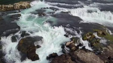 Saf temiz su çağlayanlarından oluşan nehir manzarası. Yüksek kalite 4k görüntü