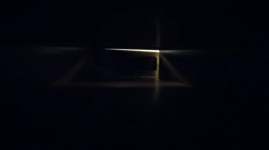 Gümüş külçeli külçeleri güvenli kasaya koyan adam. Yüksek kalite 4k görüntü